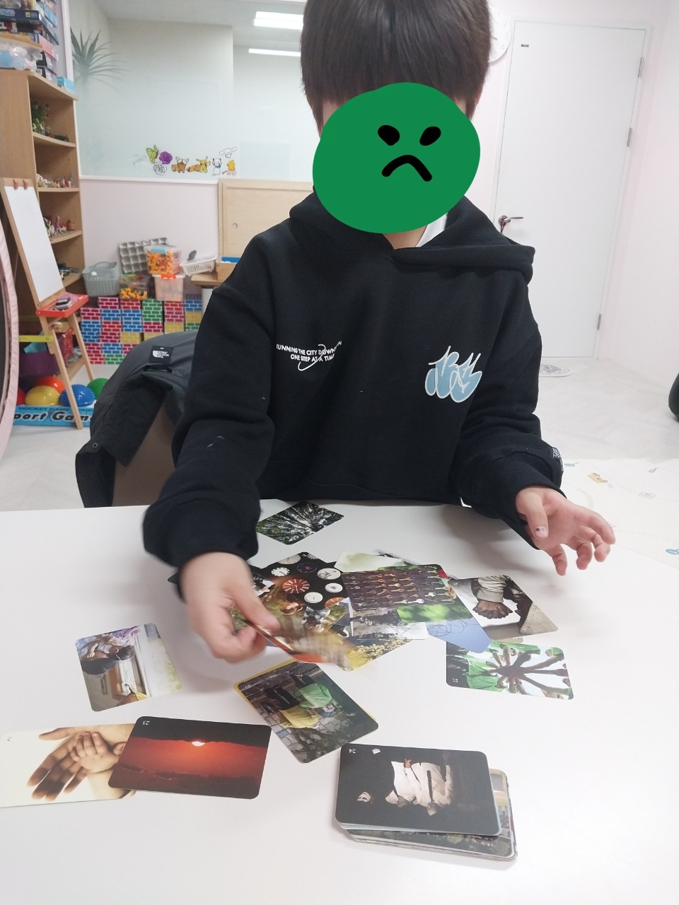 상담실 테이블에서 카드 활동을 하는 모습